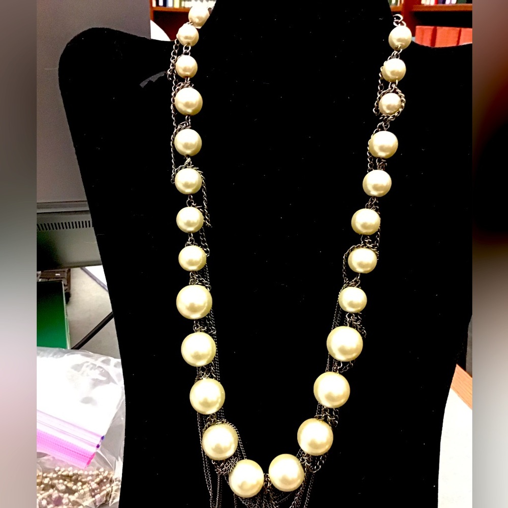 NWOT Beautiful faux Pearl Necklace with Silver dangling design Approximately 11”